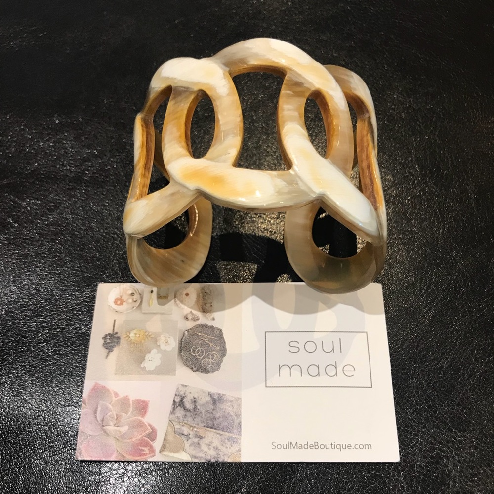 NEW! Beautiful Cream Horn Link Cuff Bracelet